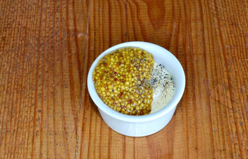 1. Этап. Салат из брокколи и огурцов: Для приготовления заправки соедините майонез, горчицу, немного перца и по желанию соли.