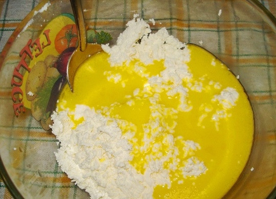 1. Этап. Рождественское печенье из творога: 1. Перед тем как приступить к приготовлению теста, включите духовку, пусть разогревается до 180 градусов. В глубокой мисочке соедините перетертый через сито творог и сахар. Добавьте растопленное сливочное масло.