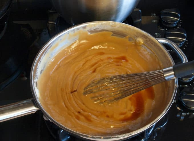 1. Этап. Пирог с ирисом: 10. В конце добавьте ванилин. Перемешайте.