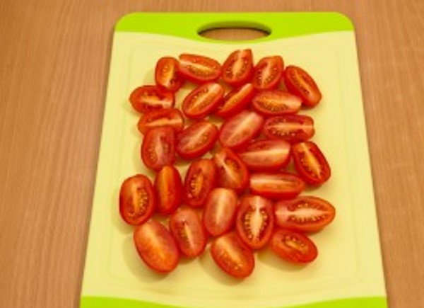 1. Этап. Баранина в духовке в рукаве: Помидоры порежьте кубиками.