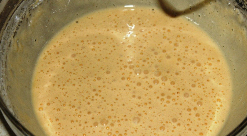 1. Этап. Бисквитное тесто для коржей: Взбиваем яйца с сахаром в пышную массу, чтобы объем увеличился в несколько раз. Добавляем просеянную муку, замешиваем тесто.