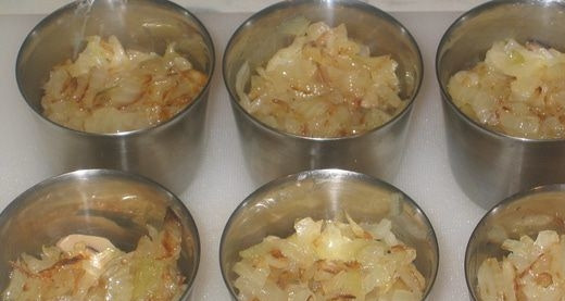 1. Этап. Жульен с курицей и белыми грибами: В кокотницы выложите половину от всех обжаренных грибов. Сверху выложите карамелизированный лук, равномерно его распределив.