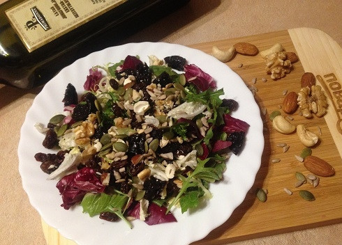 1. Этап. Очищающий салат: 4. Добавим к зелени сухофрукты( чернослив разрежем на кусочки), посыпаем орехами и семечками и поливаем оливковым маслом. Можно добавить пару капель бальзамического уксуса или использовать в качестве заправки натуральный йогурт. Салат готов!