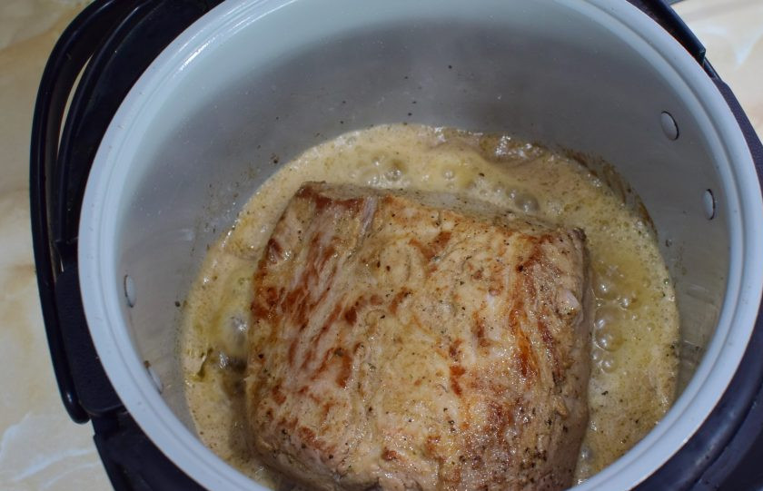 1. Этап. Карбонат в мультиварке: Оставшийся маринад смешайте немного с водой и залейте им мясо. Переключите мультиварку на режим 