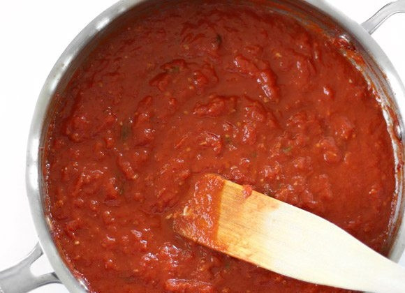 1. Этап. Паста с томатным соусом и панировочными сухарями: 4. После закипания варите соус около 30 минут, периодически разбивайте кусочки томатов лопаткой. По вкусу добавьте соль и перец.