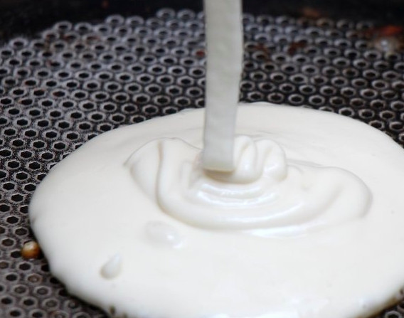 1. Этап. Оладьи без кефира: Жарьте оладьи на разогретой антипригарной сковороде до золотистого цвета с обеих сторон.