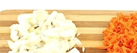 1. Этап. Суп с мясом в мультиварке: Морковь натираем на терке, а лук мелко нарезаем.