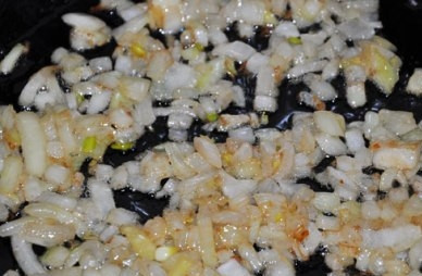 1. Этап. Печеночный пирог из куриной печени: Чистим лук, мелко нарезаем его и обжариваем на оставшемся масле до легкого подрумянивания.