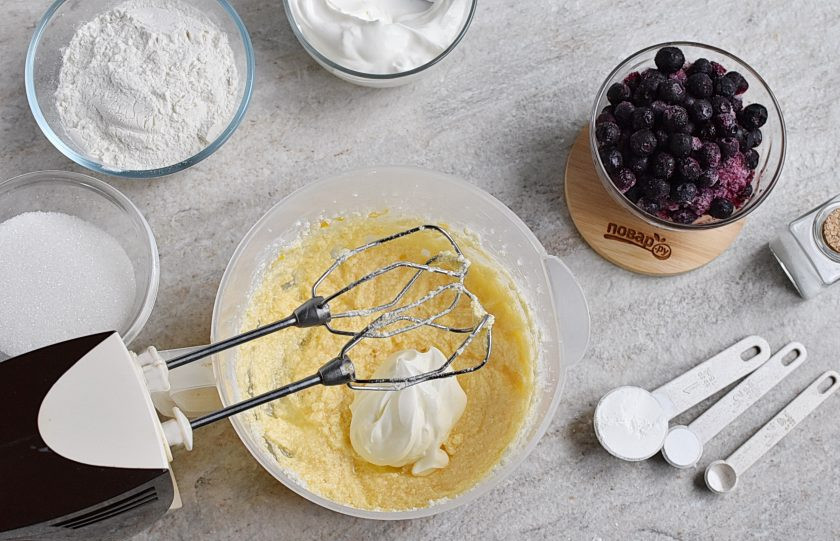1. Этап. Черничный пирог со сметанной заливкой: Добавьте 100 мл. сметаны и перемешайте.