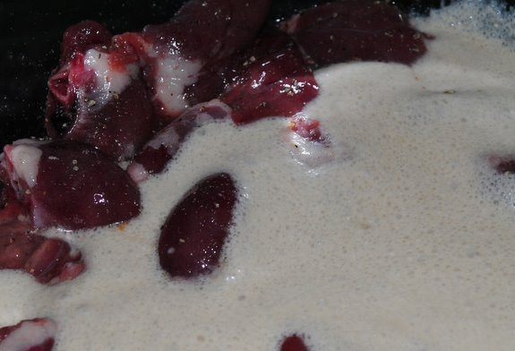 1. Этап. Шашлык из куриных сердечек: Приготовить маринад из молока, соевого соуса и тертого имбиря с чесноком. Залить им сердечки.