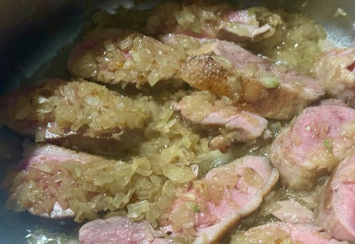 1. Этап. Утиная грудка в капусте: Поверх утиным ломтиков.