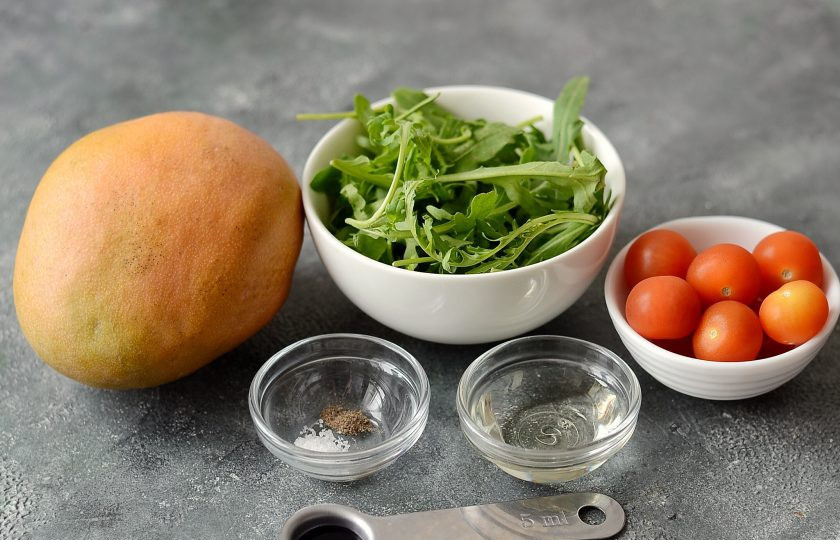 1. Этап. Салат с манго и рукколой: Подготовьте все ингредиенты.