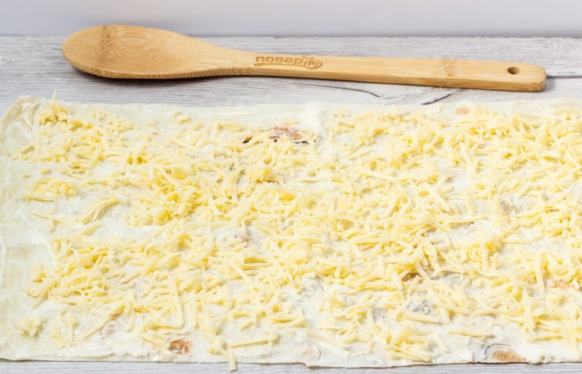 1. Этап. Завертон: Первый слой лаваша смажьте с помощью силиконовой кисти майонезом, посыпьте сыром, натертым на мелкой терке.
