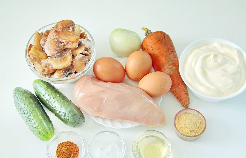 1. Этап. Салат желейный, слоеный: 1. Подготовьте все необходимые ингредиенты. Грибы для этого рецепта подойдут любые, причем как свежие, так и замороженные.