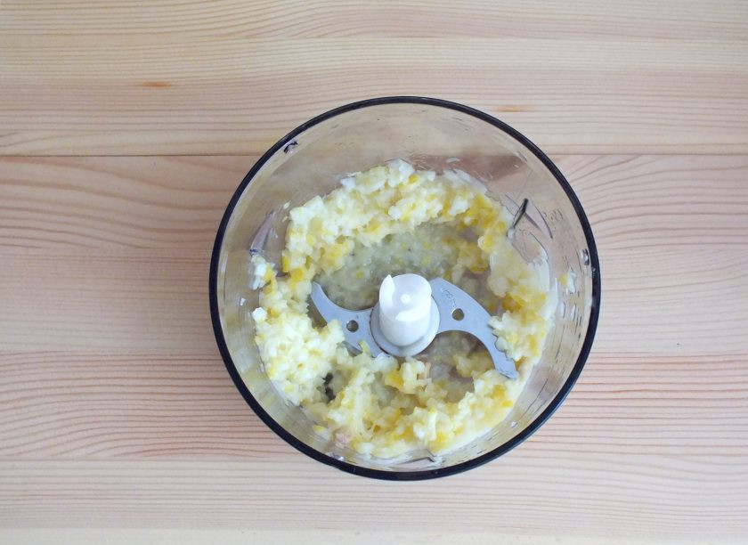 1. Этап. Морковный кекс со сметанно-лимонной пропиткой: Далее с лимона слейте воду, переложите в блендер и пробейте в мелкую кашицу.