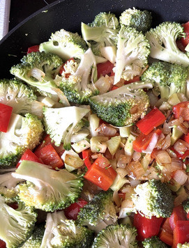 1. Этап. Куриная грудка с брокколи и перцем: Добавить брокколи и тоже обжарить пару минут.