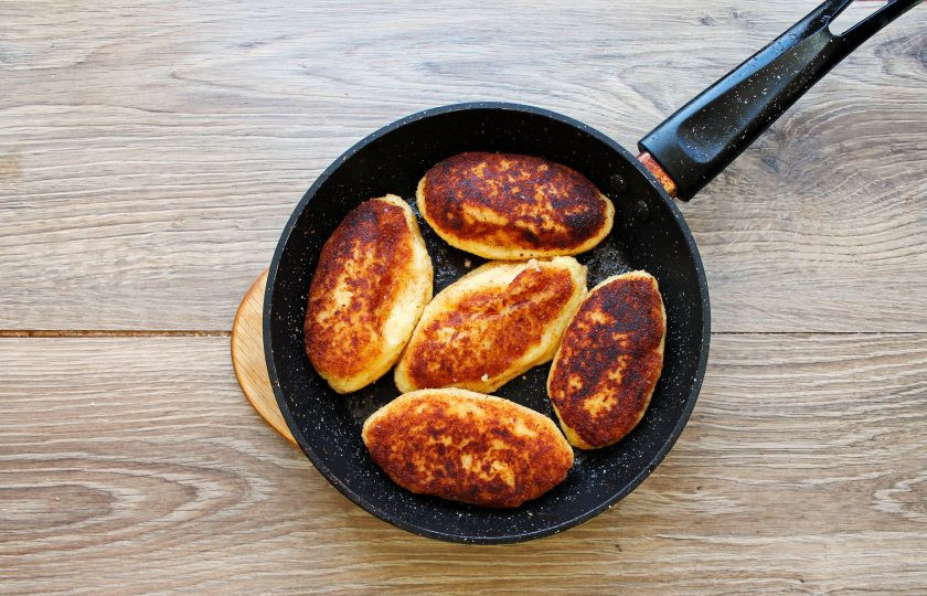 1. Этап. Картофельные зразы без начинки: В сковороде разогрейте растительное масло на среднем огне, выложите зразы и убавьте огонь. Обжаривайте картофельные зразы без начинки до румяной корочки с двух сторон. На это уйдет примерно по 3-4 минуты с каждой стороны. Снимите с огня и переложите на бумажное полотенце, чтобы убрать лишнее масло, затем подавайте к столу.