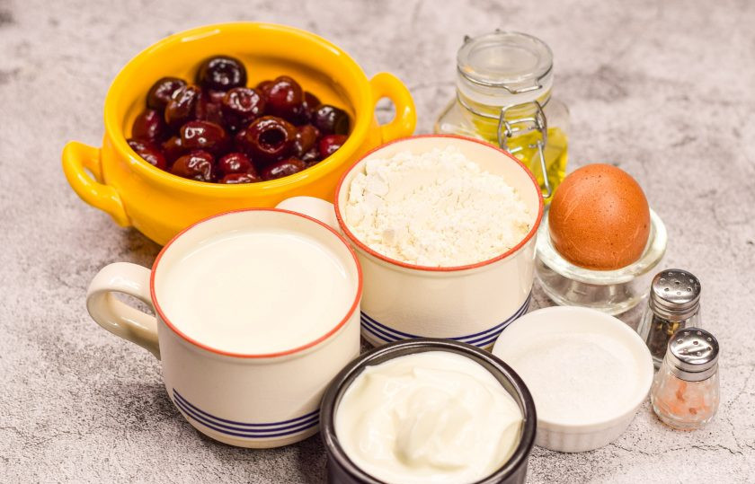 1. Этап. Блины с вишней в сметанном креме: Подготовьте ингредиенты.