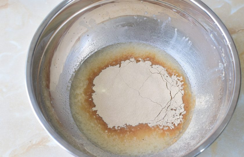 1. Этап. Пшенично-гречневый хлеб: Всыпьте в чашу гречневую муку.