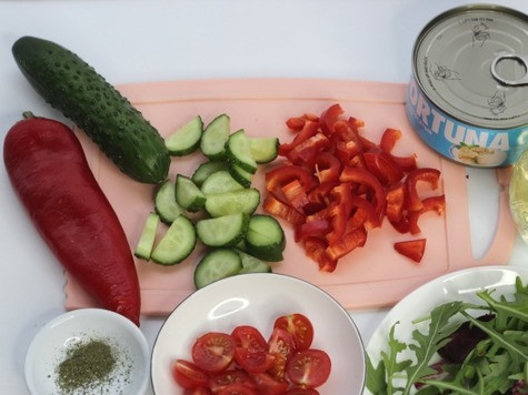 1. Этап. Коктейльный салат с тунцом: Для салата приготовить все ингредиенты. Готовится всё легко и просто, в предпраздничные дни, когда в суете подготовки времени не хватает, такой салат особенно выручает. Нарезать небольшими кусочками огурец, перец.