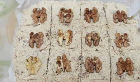 1. Этап. Белая халва: Форму застелем пекарской бумагой, выкладываем туда смесь так, чтобы в итоге получился небольшой слой. Украшаем орехами и нарезаем порционно. Дайте халве некоторое время, чтобы она полностью остыла. А затем подавайте её к чаю.