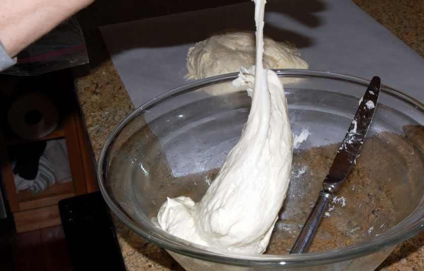 1. Этап. Сырная пицца Четыре сезона: 1. В миску просейте муку, добавьте соль и дрожжи, влейте воду и растительное масло, замесите тесто и оставьте его на 10 минут, затем переложите в миску, накройте полотенцем и оставьте на 1-2 часа.