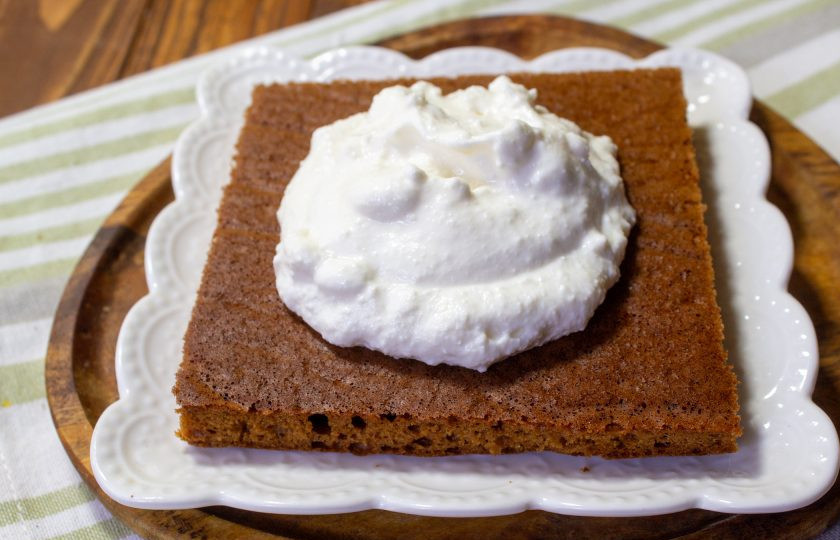 1. Этап. Медовик без сахара: Добавьте примерно 2-2,5 столовые ложки крема и распределите по всему коржу.