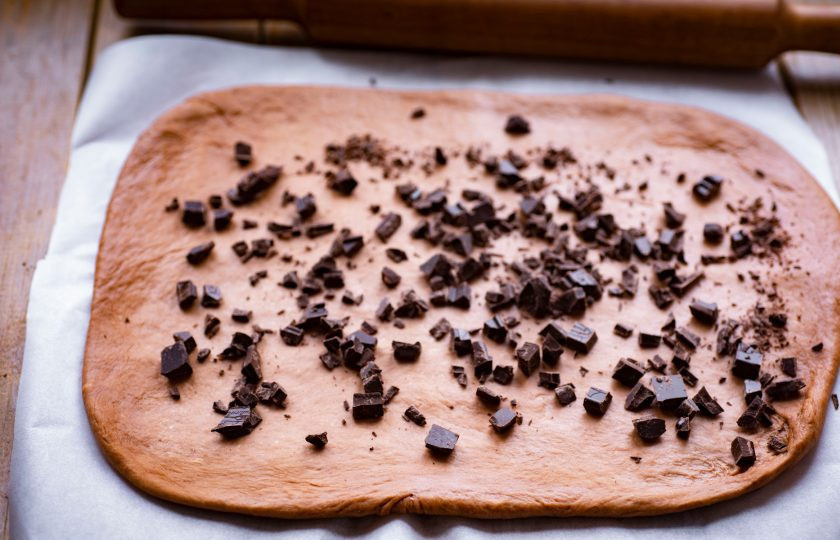 1. Этап. Шоколадные булочки: Разложите по тесту кусочки шоколада равномерно.