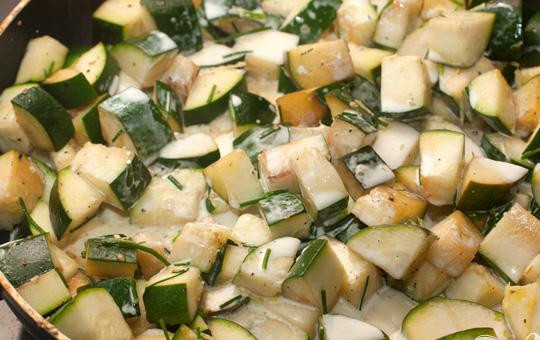 1. Этап. Лосось в кунжуте на подушке из цуккини: 4. Небольшими кубиками нарезаем кабачки, минут пять-семь обжариваем, периодически помешиваем. Мелко нарезаем зеленый лук и добавляем к кабачкам. Затем добавляем лимонный сок и мелко натертой лимонной цедры, перчим и солим. Перемешиваем и минуту-две готовим еще. Добавляем сливок и несколько минут подержим на огне еще.