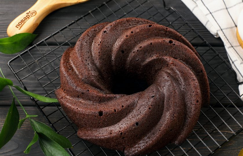 1. Этап. Какао-манник в глазури: Готовность пирога проверьте спичкой или зубочисткой, на выходе она должна быть сухой. Переложите пирог на решётку и дайте немного остыть.