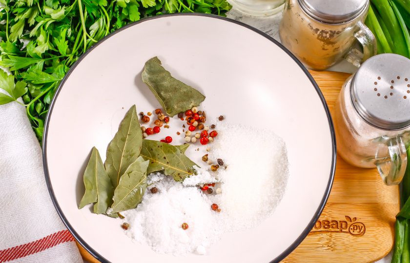 1. Этап. Засолка селедки в бутылке: Высыпьте соль и сахарный песок в глубокую емкость, добавьте туда же лавровые листья и горошины черного перца.