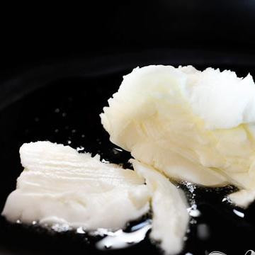 1. Этап. Хлеб индийский: 3. Выложить растительный жир в большую сковороду и растопить, чтобы получился слой жира около 2,5-5 см в высоту.