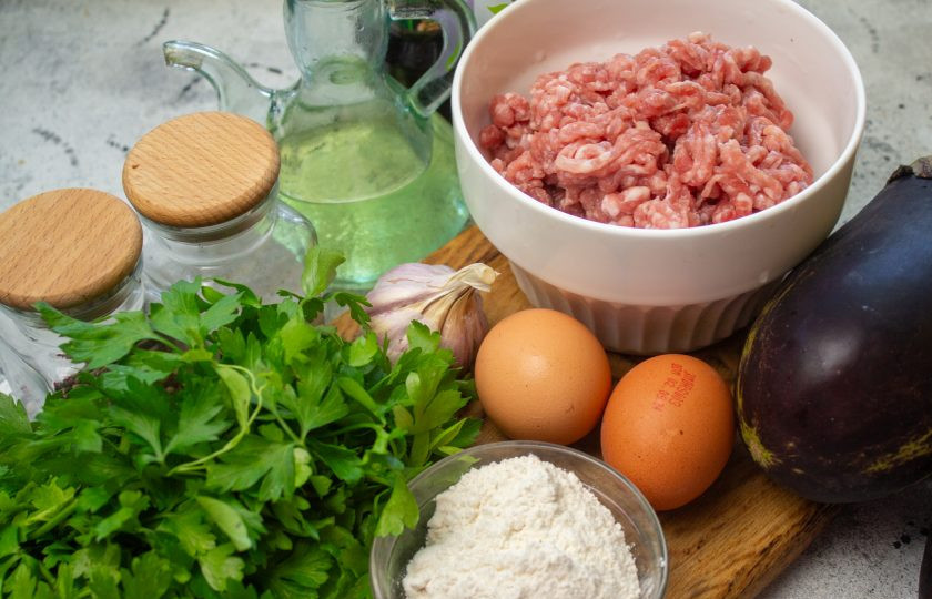 1. Этап. Баклажаны с фаршем по-китайски: Подготовьте все необходимые продукты для приготовления баклажанов с фаршем по-китайски.