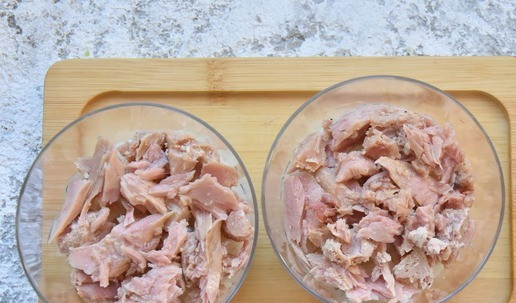 1. Этап. Салат с рисом и тунцом: Следом на рис выкладываю кусочки консервированного тунца.