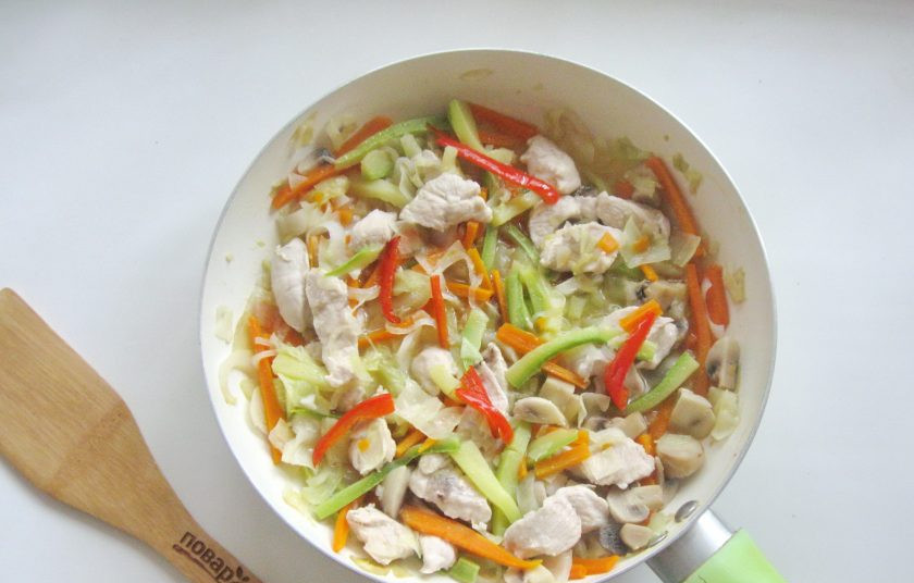1. Этап. Яки удон: Продолжайте тушить овощи с куриным филе еще 10 минут.