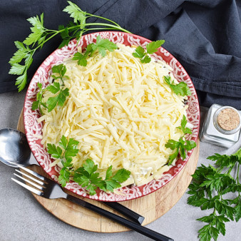 Простой салат с шампиньонами жареными