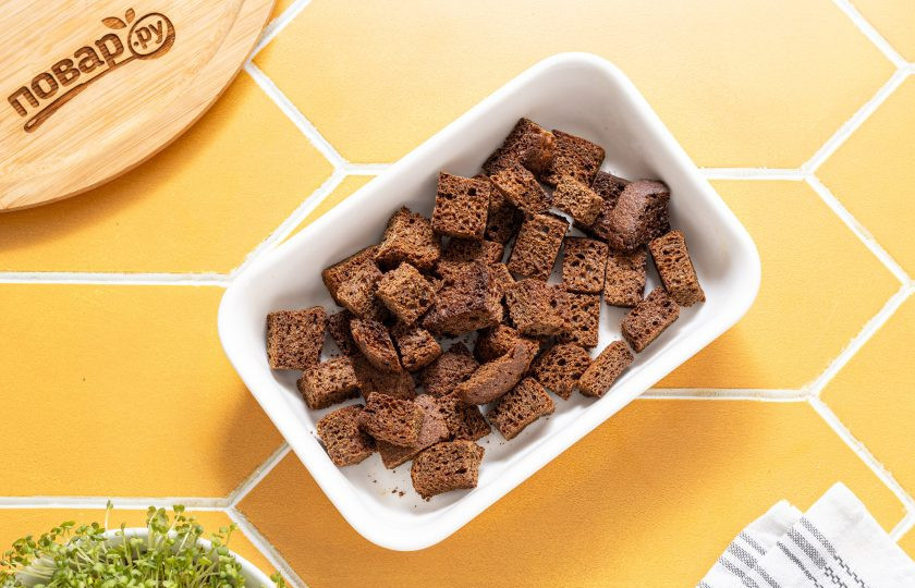 1. Этап. Закваска для кваса на дрожжах: Подсушите хлеб в разогретой до 180-190 градусов духовке примерно 12-15 минут, пока он не подрумянится.