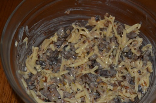 1. Этап. Блинный торт с грибами: Выкладываем в глубокую миску готовые грибы. Натираем и добавляем сыр, все перемешиваем. Начинка готова.