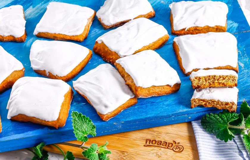 1. Этап. Имбирные пряники на жженом сахаре: Подайте пряное лакомство к столу с горячими напитками: кофе, чаем.