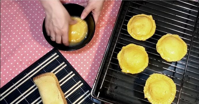 1. Этап. Лентяйские пирожки из хлеба: 7. Разбейте куриные яйца и окуните каждый получившийся пирожок.