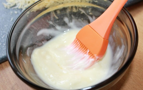 1. Этап. Закусочный сырный пирог: 2. Сливочное масло растопите немного.