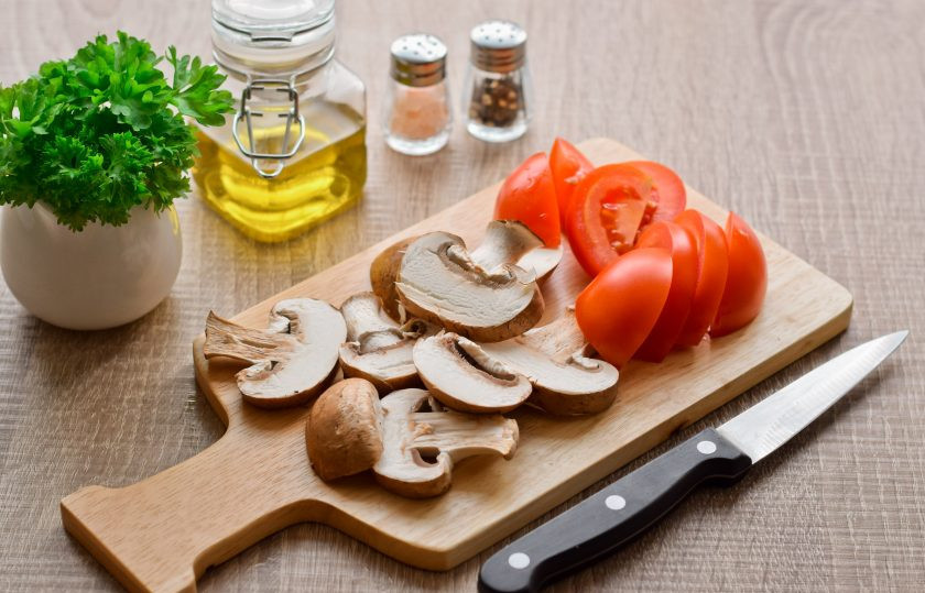 1. Этап. Теплый салат с грудкой и кабачком: Помидоры и грибы также ополосните. Нарежьте шампиньоны пластинами, помидоры нарежьте крупными дольками.