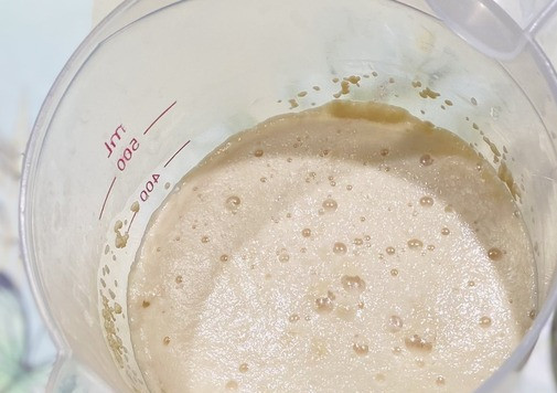 1. Этап. Ватрушки с творогом: Через 5 минут дрожжи стали активные