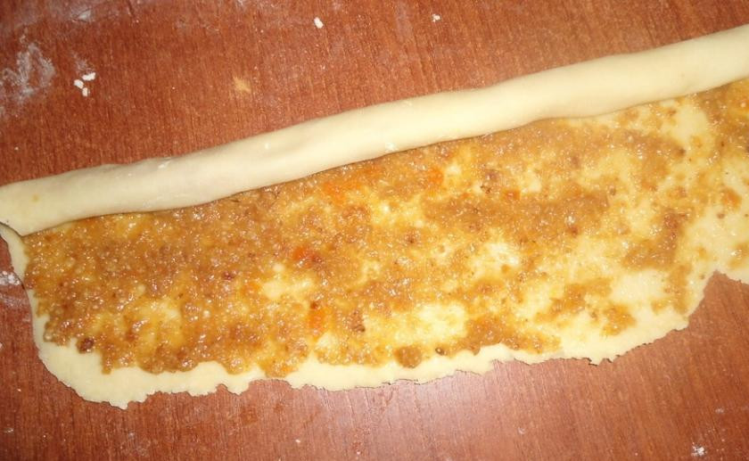 1. Этап. Торт с курагой: С курагой и изюмом сделать по три рулетика.