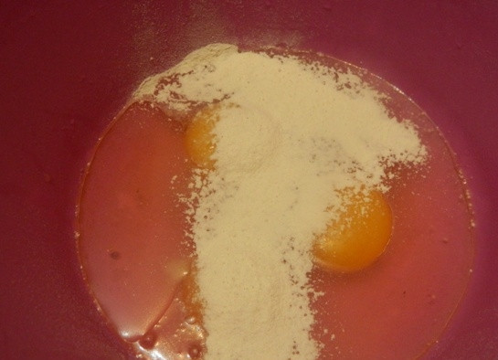 1. Этап. Нежный кекс с куриной печенью: 7. Печень с овощами отставляем в сторону, чтобы остывала. А тем временем приготовим тесто. Яйца, разрыхлитель и растительное масло нужно немного взбить.