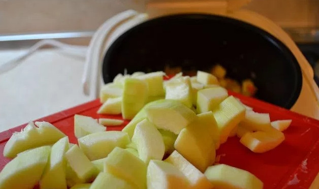 1. Этап. Рагу овощное с фаршем: Кабачок порежьте кубиками. Отправьте кабачок в рагу и тушите еще минут 10. Кстати, вы можете поменять режим мультиварки на 