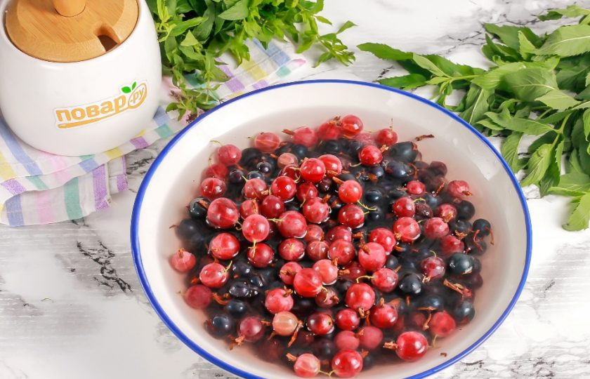 1. Этап. Джем из крыжовника и смородины: Ягоды промойте в воде несколько раз, смывая пыль, сухие веточки и прочий мусор.