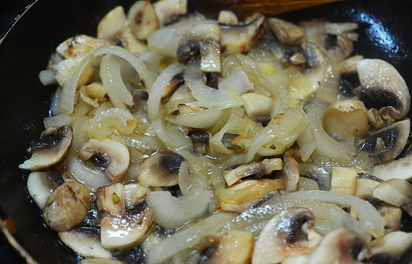 1. Этап. Мини-запеканка Сумка балканского пастуха: 3. Обжарьте лук с грибами на растительном масле до готовности, охладите.