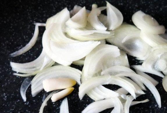 1. Этап. Салат из свежей капусты и огурцов: Лук очищаем и нарезаем полукольцами.