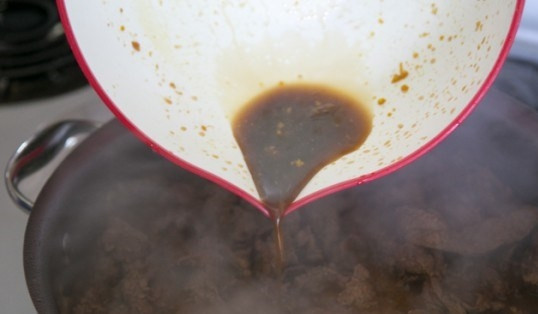 1. Этап. Говядина по-китайски: В мясо долить оставшийся маринад.